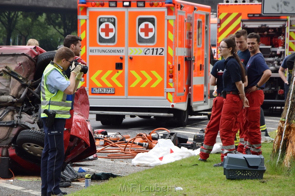 Schwerer VU Pkw Baum Koeln Deutz Messekreisel P158.JPG - Miklos Laubert